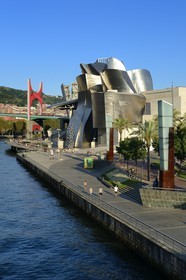 Espagne, Biscaye, Pays Basque espagnol, Bilbao, le musée Guggenheim de l'architecte Frank Gehry et Pont de La Salve avec l'installation de l'artiste français Daniel Buren Les Arches Rouges en arrière plan