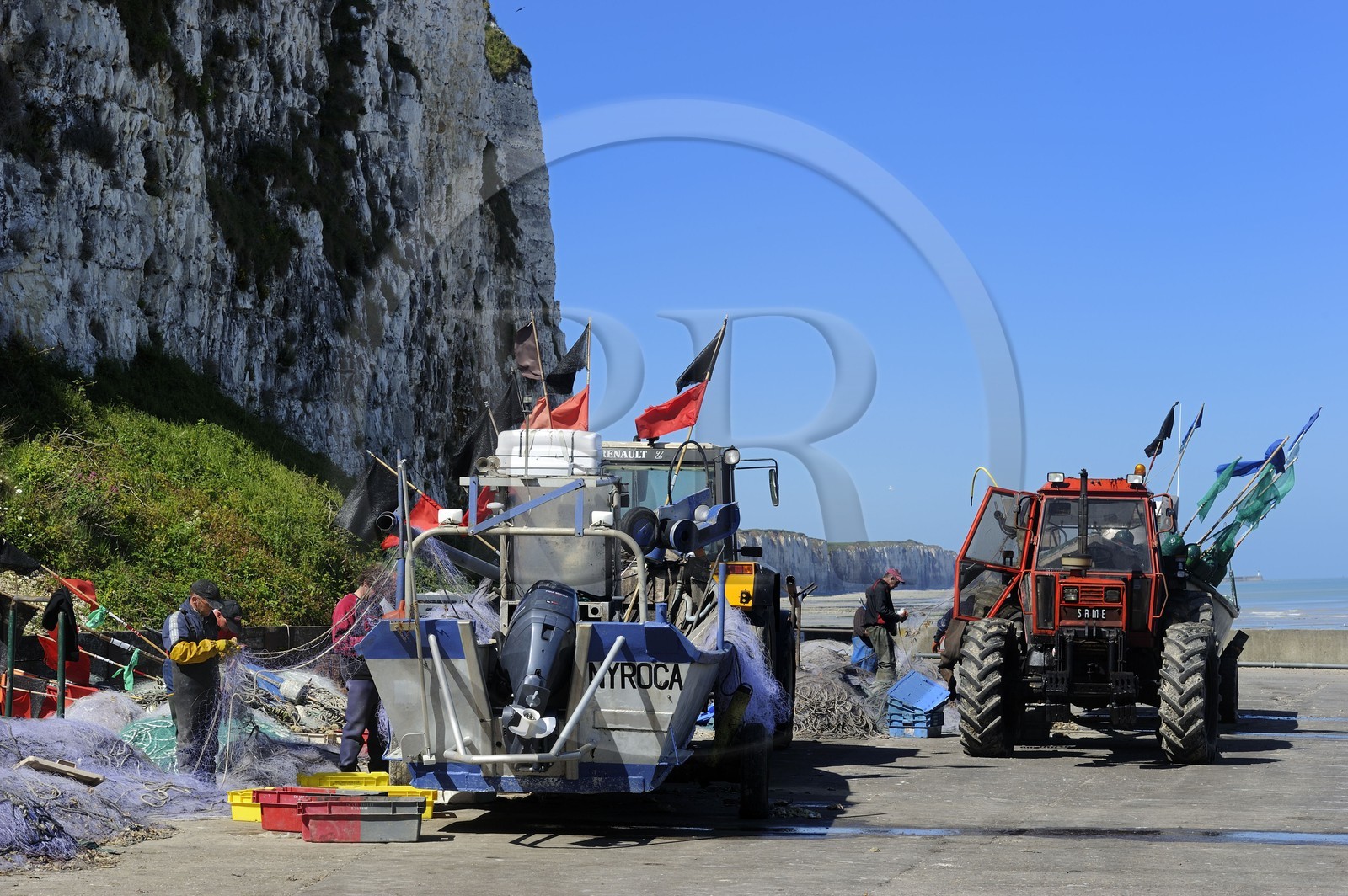 France, Seine-Maritime (76), Veules-les-Roses, pêcheur récupérant la pêche du jour des filets