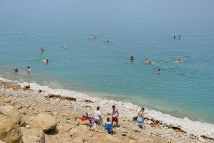 Israel, District sud,  baigneurs à la plage de Ein Gedi sur la Mer Morte, concrétions salines