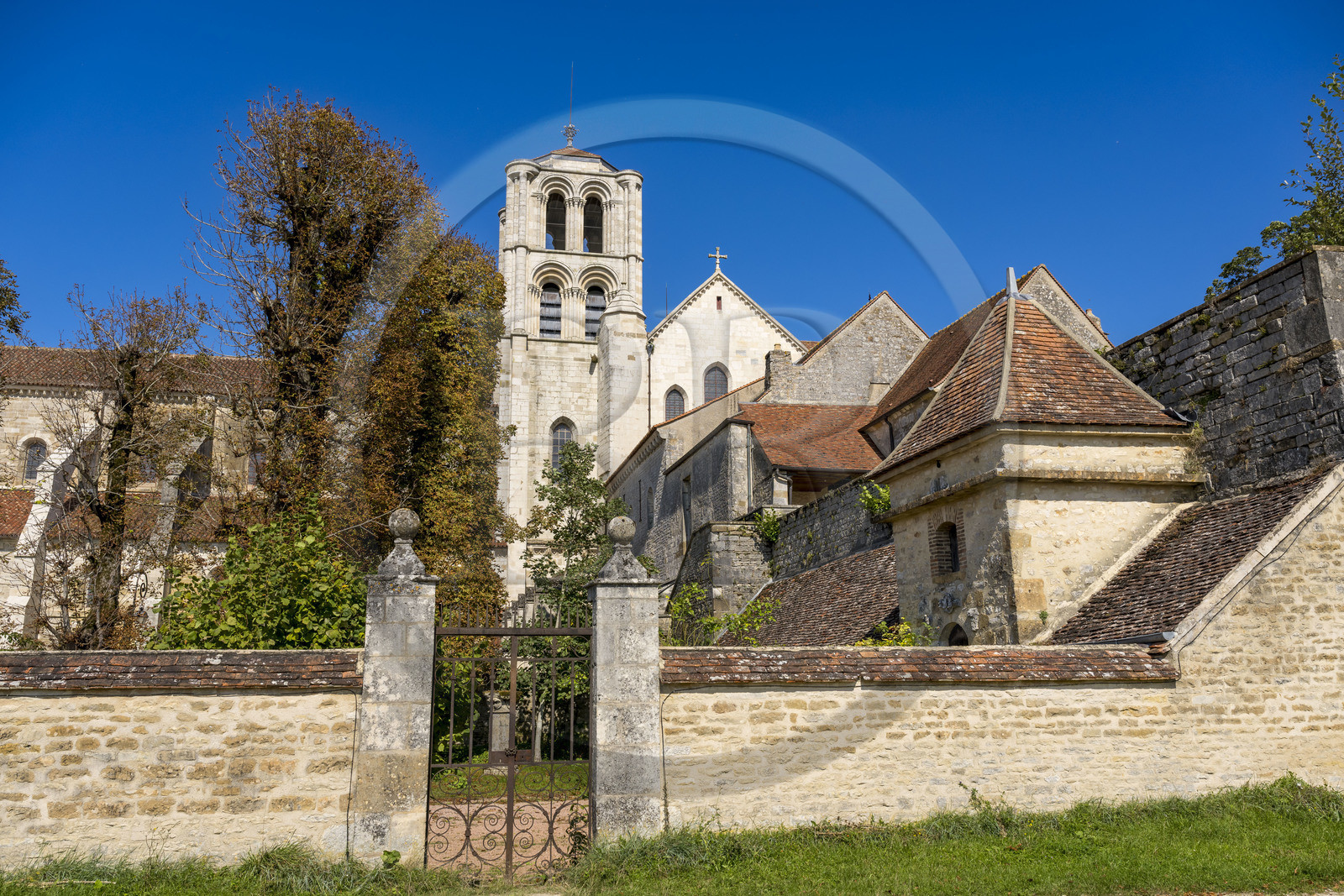 France, Yonne (89), parc naturel régional du Morvan, Vézelay, classé au Patrimoine Mondial de l'UNESCO, labellisé Les Plus Beaux Villages de France, point de départ de l'une des principales voies de pèlerinage de Saint-Jacques-de-Compostelle, la basilique Sainte-Marie-Madeleine