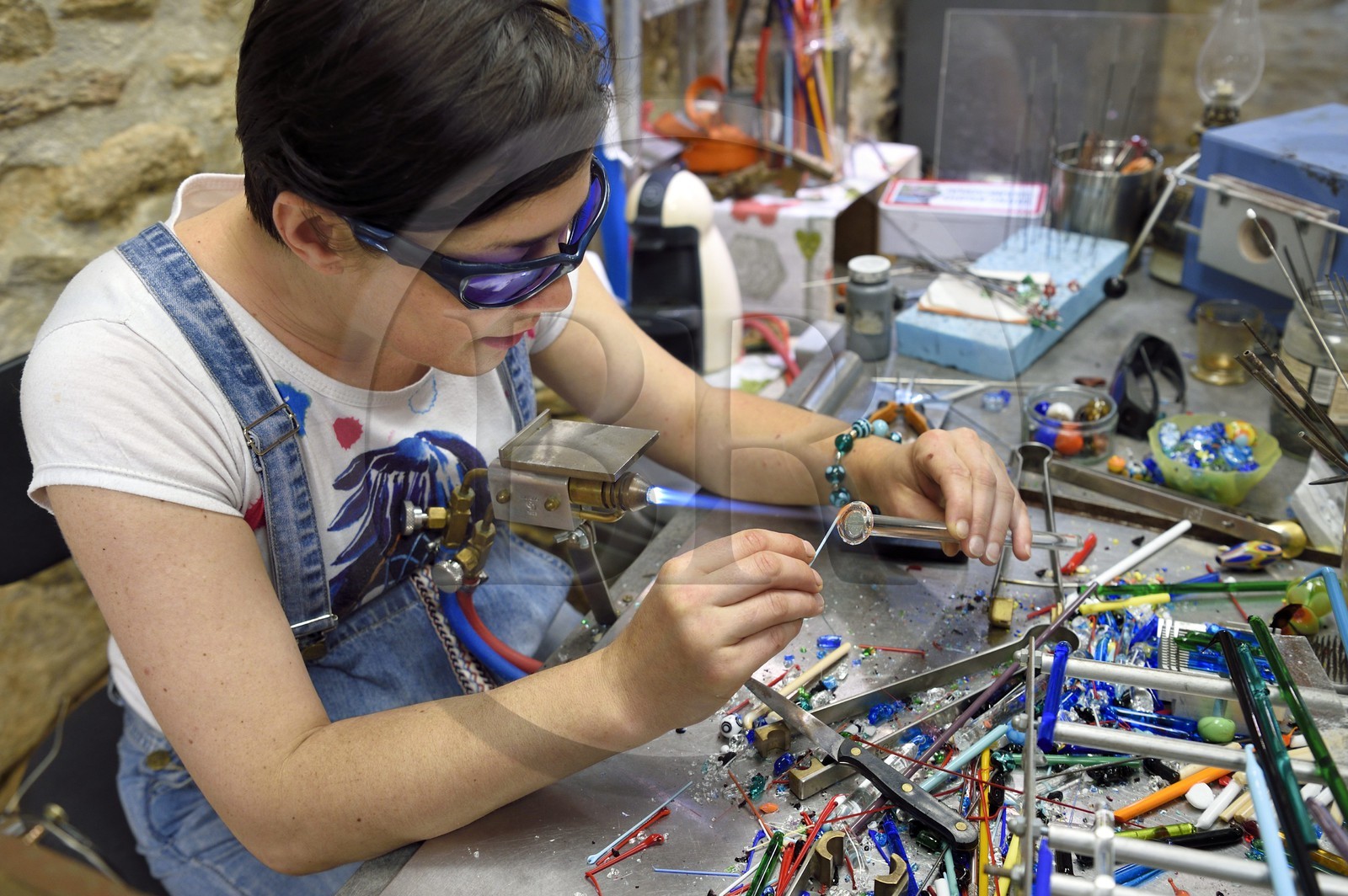 France, Var (83), Bormes-les-Mimosas, atelier A l'En Verre, la fileuse de verre Julie Marchioni travaille le verre pour des créations de bijoux