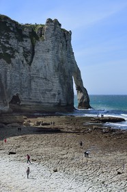 France, Seine-Maritime (76), Pays de Caux, Côte d'Albâtre, Etretat, l'arche de la falaise d'Aval et la plage de la ville
