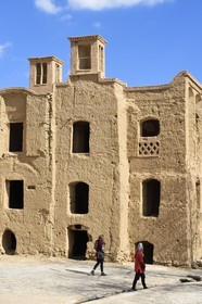 Iran, Province de Yazd, en bordure du désert du Dasht-e Kavir, le vieux village de Kharanaq, maison en briques de terre crue (adobe)