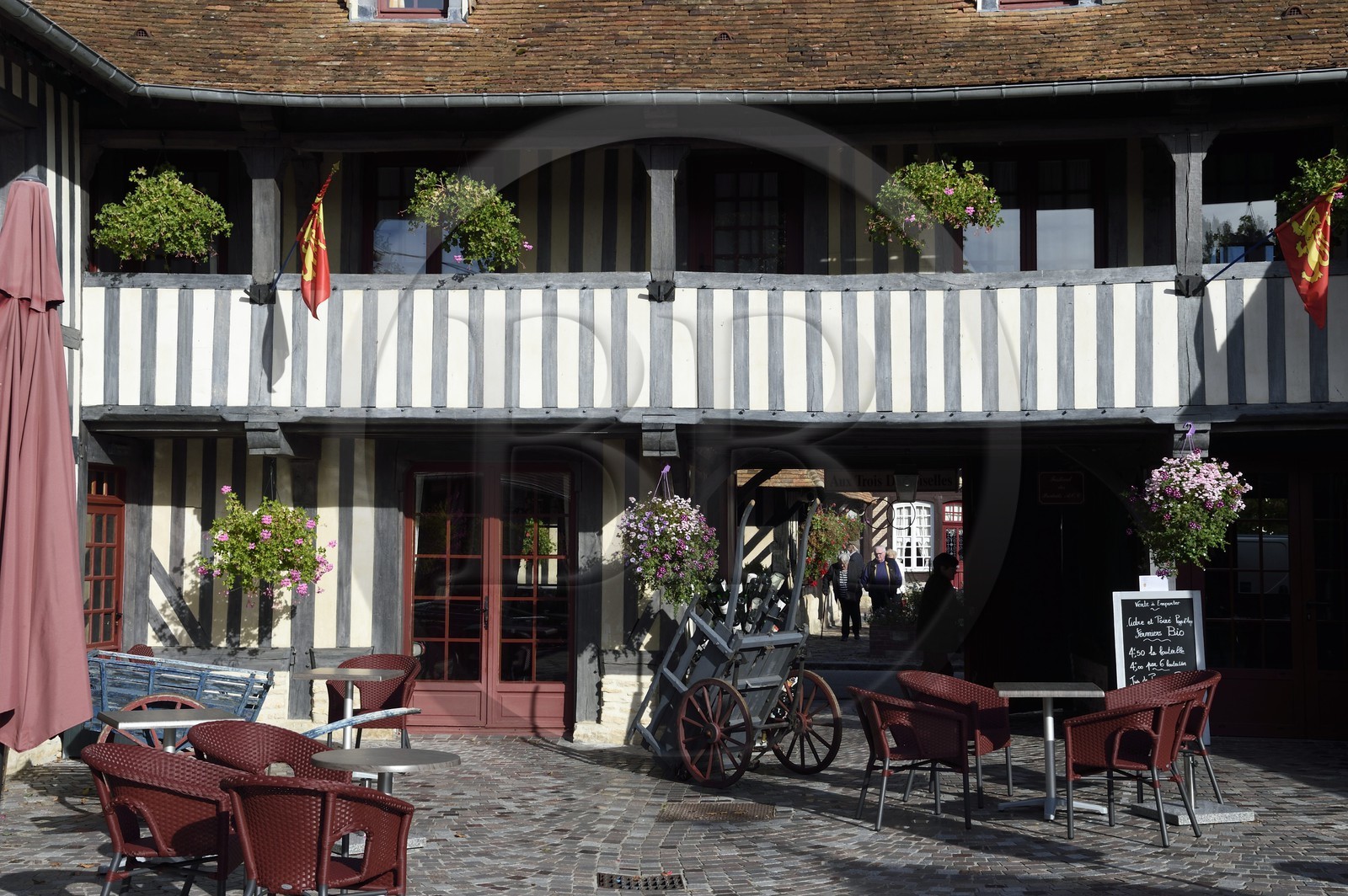 France, Calvados (14), Pays d' Auge, Beuvron-en-Auge, labellisé Les Plus Beaux Villages de France, restaurant et B&B Aux Trois Demoiselles