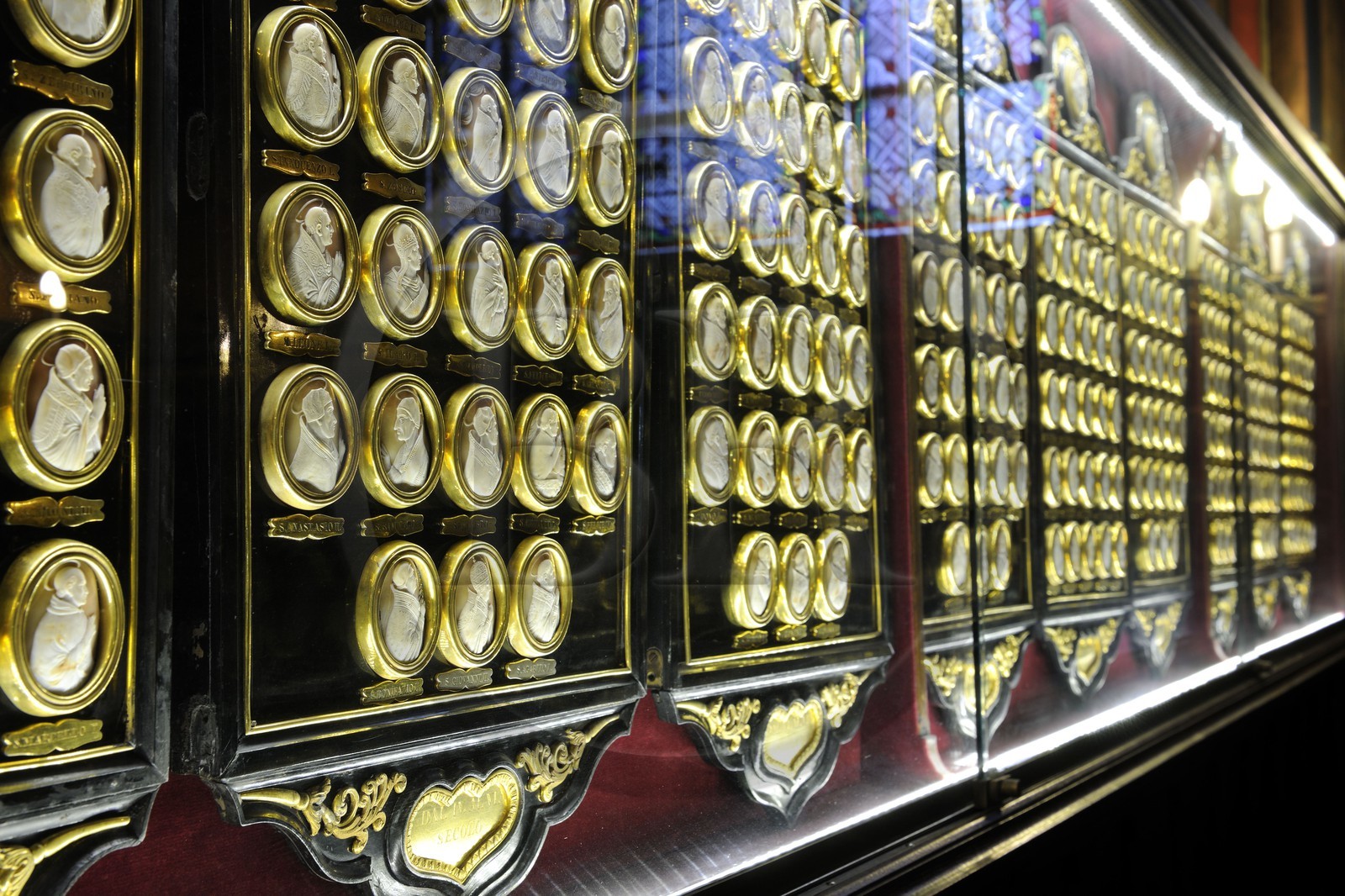 France, Paris (75), île de la Cité, la cathédrale Notre-Dame-de-Paris, la sacristie du chapitre et salle du Trésor, les camées des papes