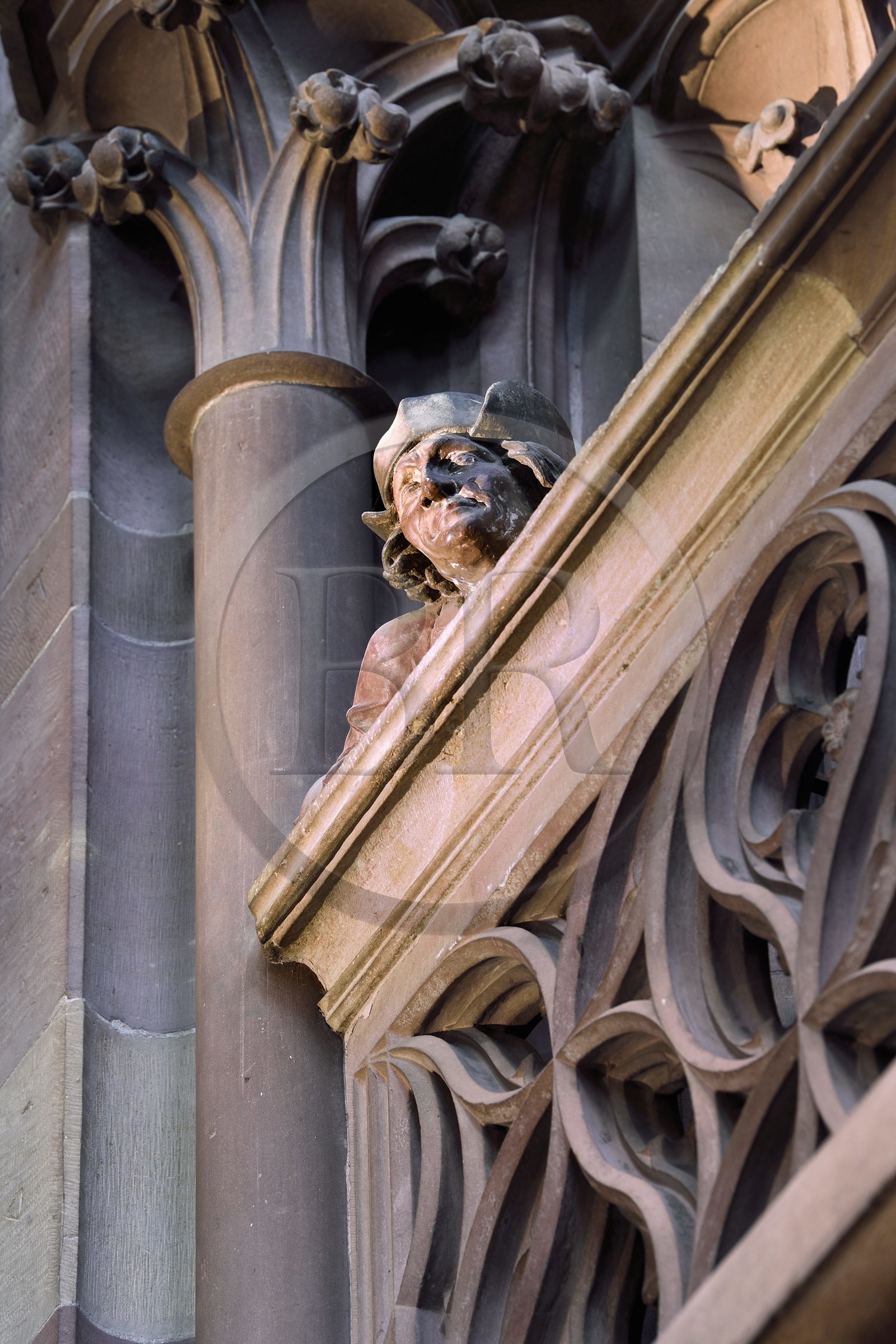 France, Bas-Rhin (67), Strasbourg, vieille ville classée au Patrimoine Mondial de l'UNESCO, la cathédrale Notre-Dame, bras sud du transept, l'homme accoudé à la cantoria, pourrait être le sculpteur Hans Hammer (fin XVème siècle)
