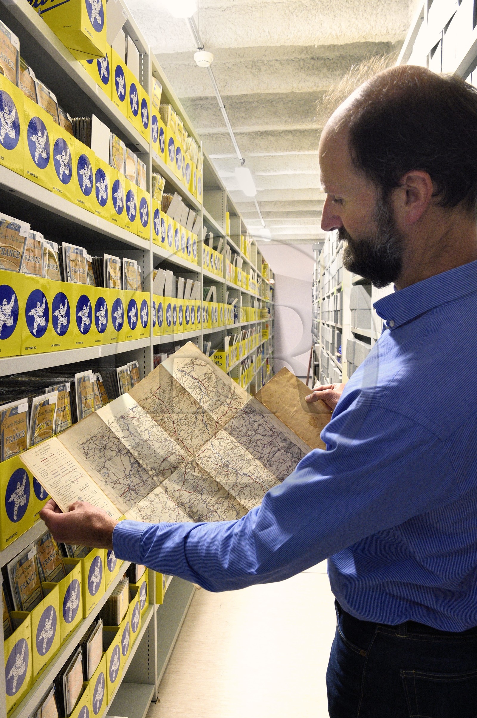 France, Puy-de-Dôme (63), Clermont-Ferrand, archives de L'Aventure Michelin, musée retraçant toutes les activités du groupe Michelin, Stéphane Nicolas, responsable du patrimoine historique de Michelin, présente la toute première carte test de 1908 sur la région de Clermont-Ferrand