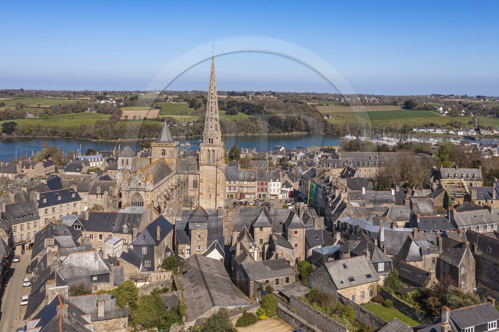 France, Côtes-d'Armor (22), Tréguier, cathédrale Saint-Tugdual et le fleuve Jaudy en arrière plan (vue aérienne)