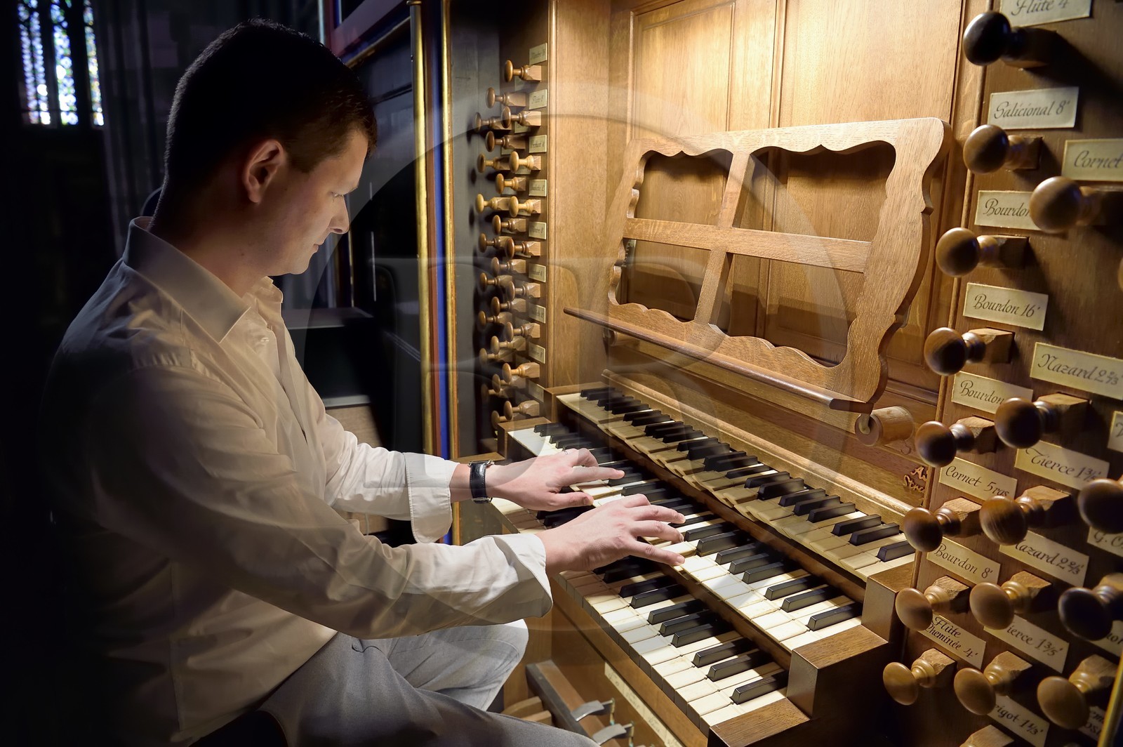 France, Bas-Rhin (67), Strasbourg, vieille ville classée au Patrimoine Mondial de l'UNESCO, la cathédrale Notre-Dame, l'organiste Guillaume Nussbaum au grand orgue qui domine la nef
