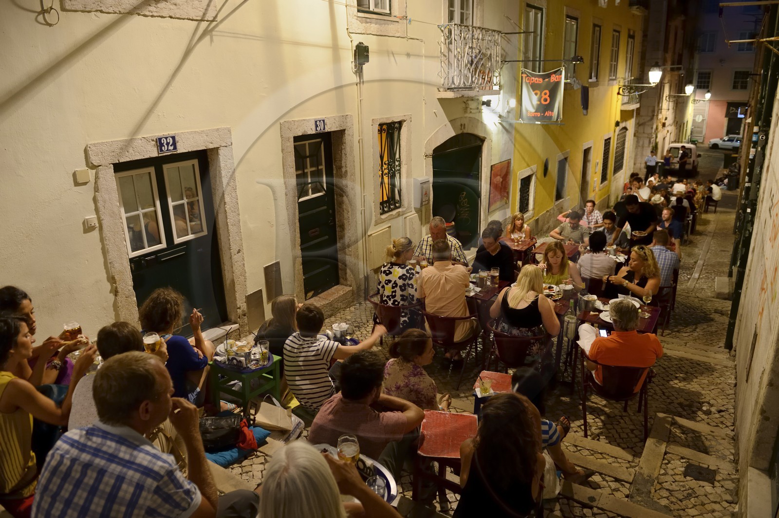 Portugal, Lisbonne, quartier du Bairro Alto, restaurant dans la rue pietonne travessa dos Fieis de Deus