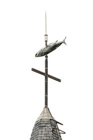 France, Morbihan (56), Ile de Groix, Le Bourg, l'église Saint-Tudy à la particularité d'avoir un thon comme girouette