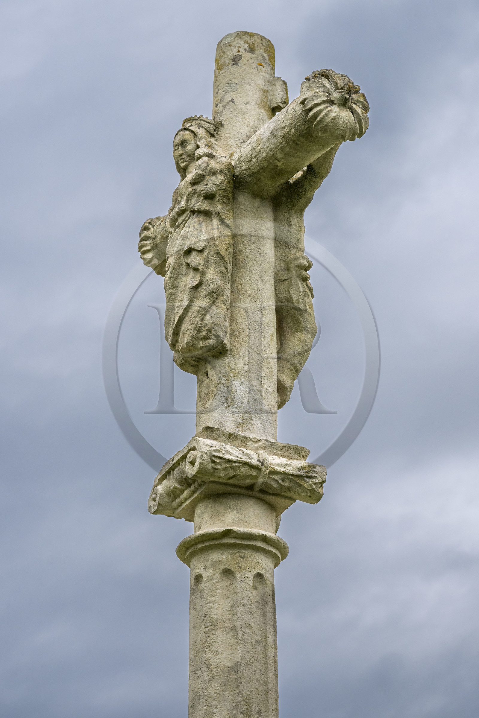 France, Côte-d'Or (21), Corsaint, église Saint-Maurice, calvaire bourguignon, le Christ d’un coté et la vierge de l’autre