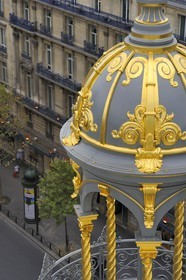 France, Paris (75), la coupole dorée du grand magasin Le Printemps et le boulevard Haussmann