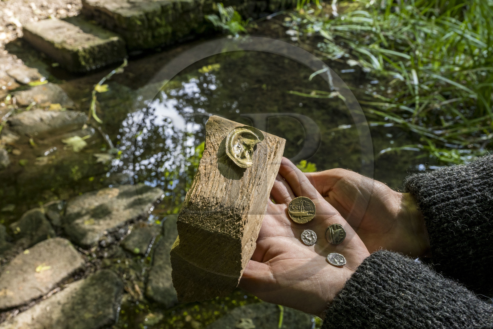France, Saône-et-Loire (71), parc naturel régional du Morvan, Saint-Léger-sous-Beuvray, oppidum de Bibracte, capitale du peuple celte des Éduens, site archéologique sur le mont Beuvray, la fontaine Saint-Pierre, la fontaine Saint-Pierre, offrandes et Ex-voto en forme d'oreille découvertes dans la fontaine datant de l'époque antique