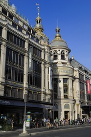 France, Paris (75), la coupole dorée du grand magasin Le Printemps et le boulevard Haussmann