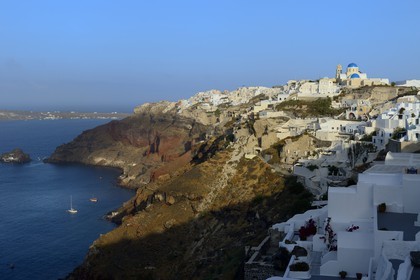 Grèce, Les Cyclades, mer Égée, île de Santorin (Thira ou Théra), le village de Oia qui surplombe la Caldera