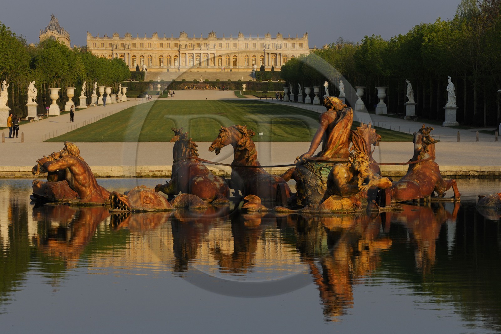 France, Yvelines (78), parc du château de Versailles, classé Patrimoine Mondial de l'UNESCO, le bassin d'Apollon par Tuby avec le char d'Apollon et l'axe du Soleil vers le château