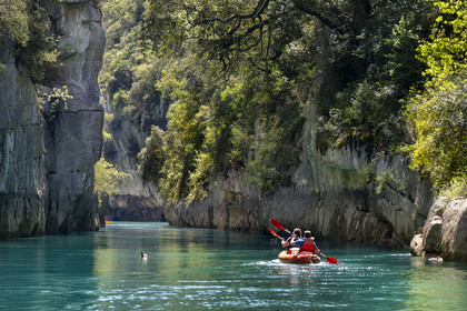 Var (83) rive gauche et Alpes-de-Haute-Provence (04) rive droite, Parc Naturel Régional du Verdon, Basses Gorges du Verdon en aval du lac de Sainte Croix, découverte en kayak des gorges de Baudinard