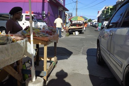 Caraïbes, Ile de la Dominique, la capitale Roseau, vente à l'étal de fruits et légumes aux abords du marché centrale
