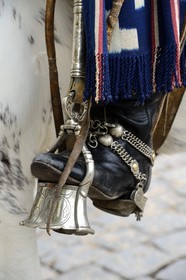 Argentine, province de Buenos Aires, San Antonio de Areco, fête du Jour de la Tradition (Dia de la Tradicion), travail d'orfèvre sur les étriers en argent utilisés lors de grandes occasions par un estanciero (gaucho propriétaire d'un ranch)