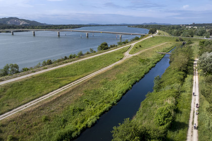 France (30), Gard, Aramon, cyclistes sur la véloroute ViaRhona et le pont d'Aramon sur le Rhone en arrière plan (vue aérienne)