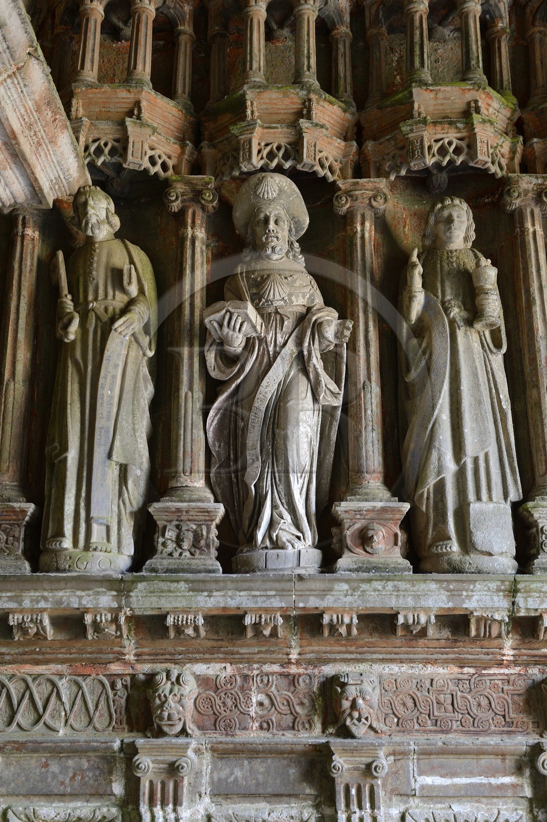 France, Finistère (29), Guimiliau, statues des apotres sous le porche méridional de l'église dans l'enclos paroissial