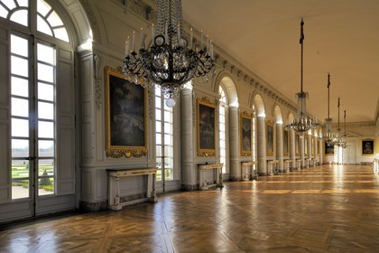 France, Yvelines (78), château de Versailles, classé Patrimoine Mondial de l'UNESCO, le Grand Trianon, la Galerie expose 21 tableaux représentant les bosquets de Versailles de Cotelle