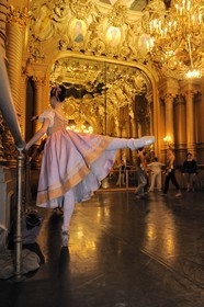 France, Paris (75), l'Opéra Garnier, ultimes échauffements avant d'entrer en scène dans le foyer de la Danse