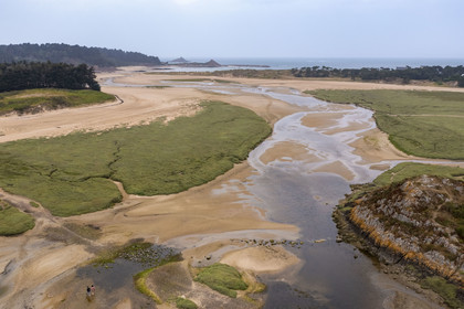 France, Côtes d'Armor (22), Grand Site de France Cap d'Erquy – Cap Fréhel, Fréhel, estuaire de la rivière l'Islet aux Sables d'Or les Pins (vue aérienne)