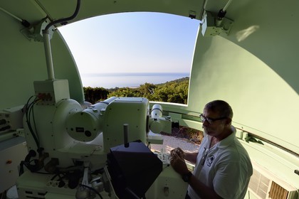 France, Var (83), Iles d'Hyères, Parc national de Port Cros, Ile du Levant, zone militaire, poste optique de la Verette, tourelle optronique du centre DGA Essais de missiles actionnée par monsieur Raymond P.