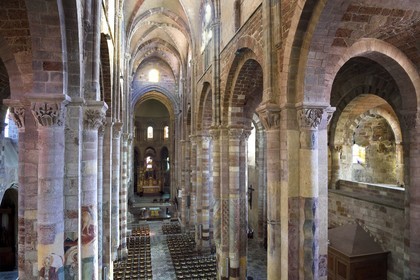 France, Haute-Loire (43), Brioude, la Basilique Saint-Julien de Brioude de style roman auvergnat, la nef vue depuis la tribune