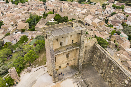 France, Vaucluse (84), Châteauneuf-du-Pape, le donjon du chateau (vue aérienne)