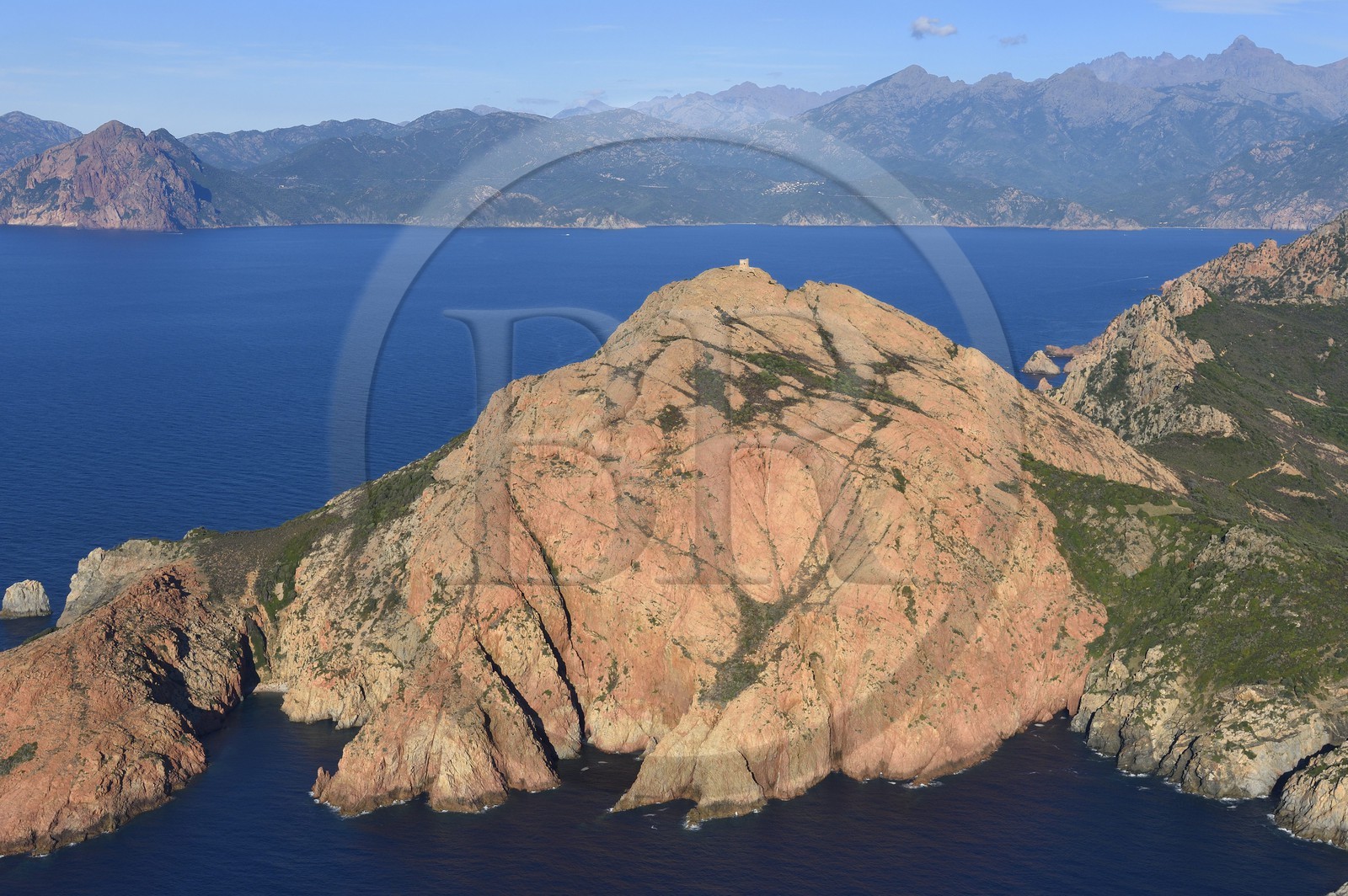 France, Corse-du-Sud (2A), Golfe de Porto, classé Patrimoine Mondial de l'UNESCO, le Capo Rosso et la Tour Génoise de Turghiu (Turghio) en arrière plan (vue aérienne)