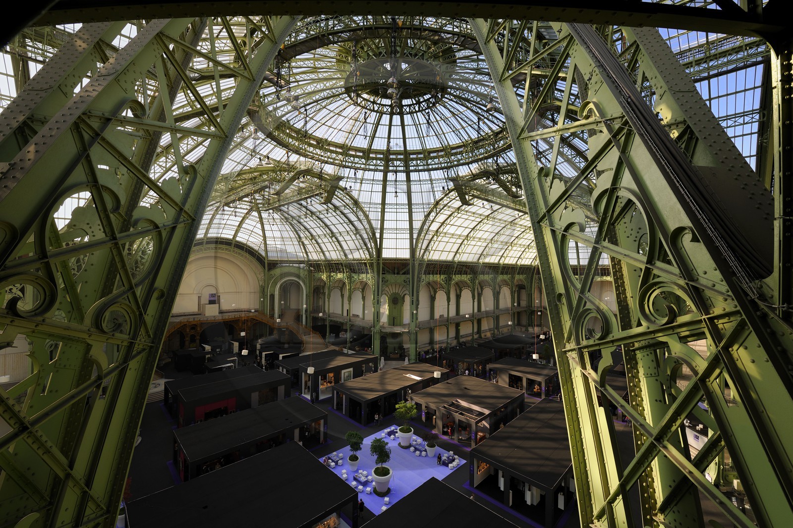 France, Paris (75), le Grand Palais, salon du collectionneur sous la coupole vitrée