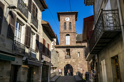 France, Pyrénées-Atlantiques (64), Pays-Basque, Saint-Jean-Pied-de-Port, rue d'Espagne sur le chemin de Saint-Jacques-de-Compostelle et l'église de l'Assomption ou Notre-Dame du Bout du Pont
