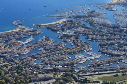 France, Var (83), golfe de Saint-Tropez, la cité lacustre de Port-Grimaud (vue aérienne)