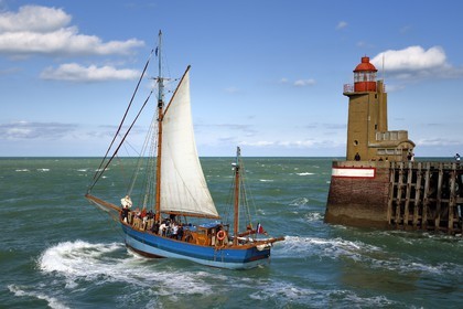 France, Seine-Maritime (76), Pays de Caux, Côte d'Albâtre, le vieux gréement la Tante Fine sort du port devant le phare de la Pointe Fagnet