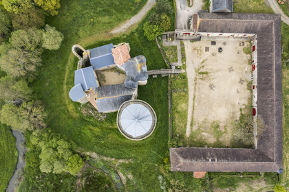 France, Deux-Sèvres (79), Saint-André-sur-Sèvre, chateau fort de Saint-Mesmin des XIVe et XVe siècles à la limite de la Vendée (vue aérienne)