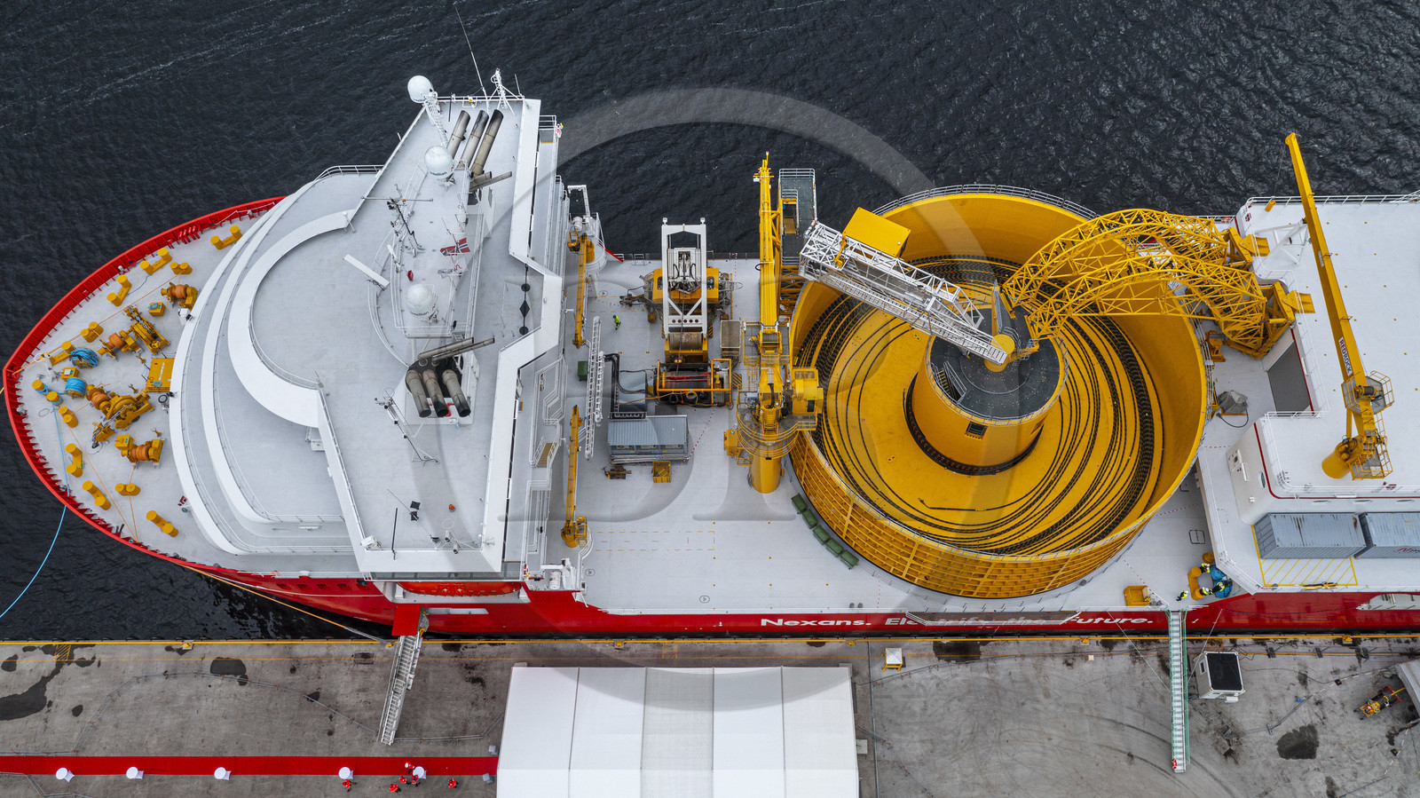 Norvège, comté d'Ostfold, Halden, navire cablier Nexans Aurora, navire de pose de cables électriques, de raccordement et de réparation de ces cables, au centre la table tournante qui a une capacité d'emporter jusqu'à 10 000 tonnes de cables (vue aérienne)