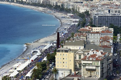 France, Alpes-Maritimes (06), Nice, la Promenade des Anglais sur le bord de mer et l'œuvre Neuf Lignes Obliques de l'artiste Bernar Venet