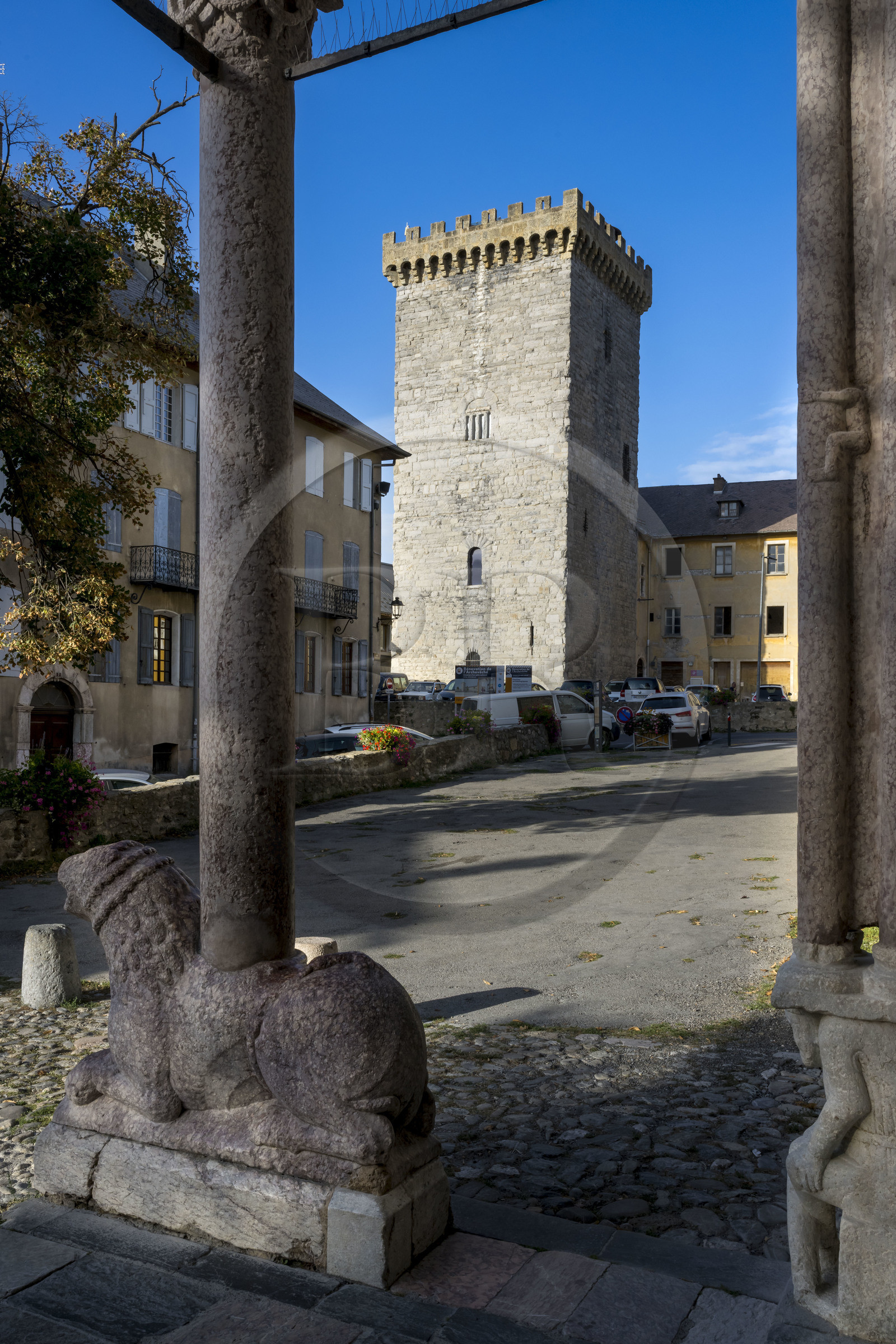 France, Hautes Alpes (05), Embrun, la cathédrale Notre Dame du Real du XII siecle, le protiro nommé porche du Réal ou des Rois Mages de style lombard, un des lions qui le décore, la Tour Brune en arrière plan