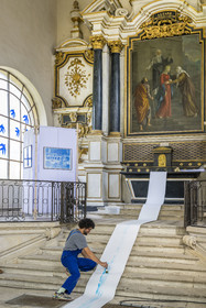 France, Nièvre (58), Nevers, la chapelle Sainte-Marie, ou chapelle de la Visitation de la Sainte Vierge, l'artiste Randy Bertil réalise une performance graphique La Loire Asséchée avec une lecture du comédien Axel Stein-Kurdzielewicz pour Nevers en Bleu