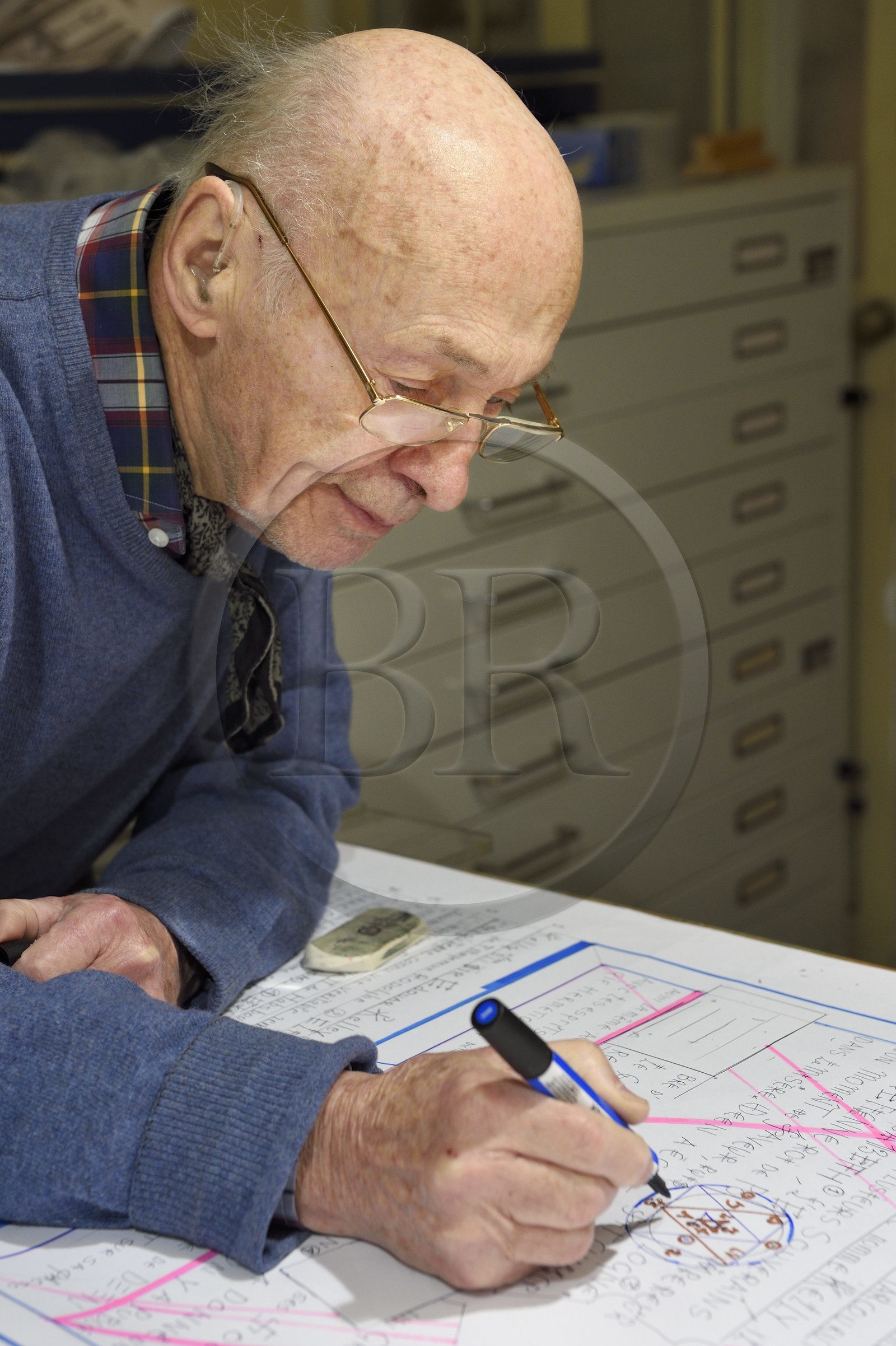France, Paris (75), l'artiste Jacques Villeglé dans son atelier