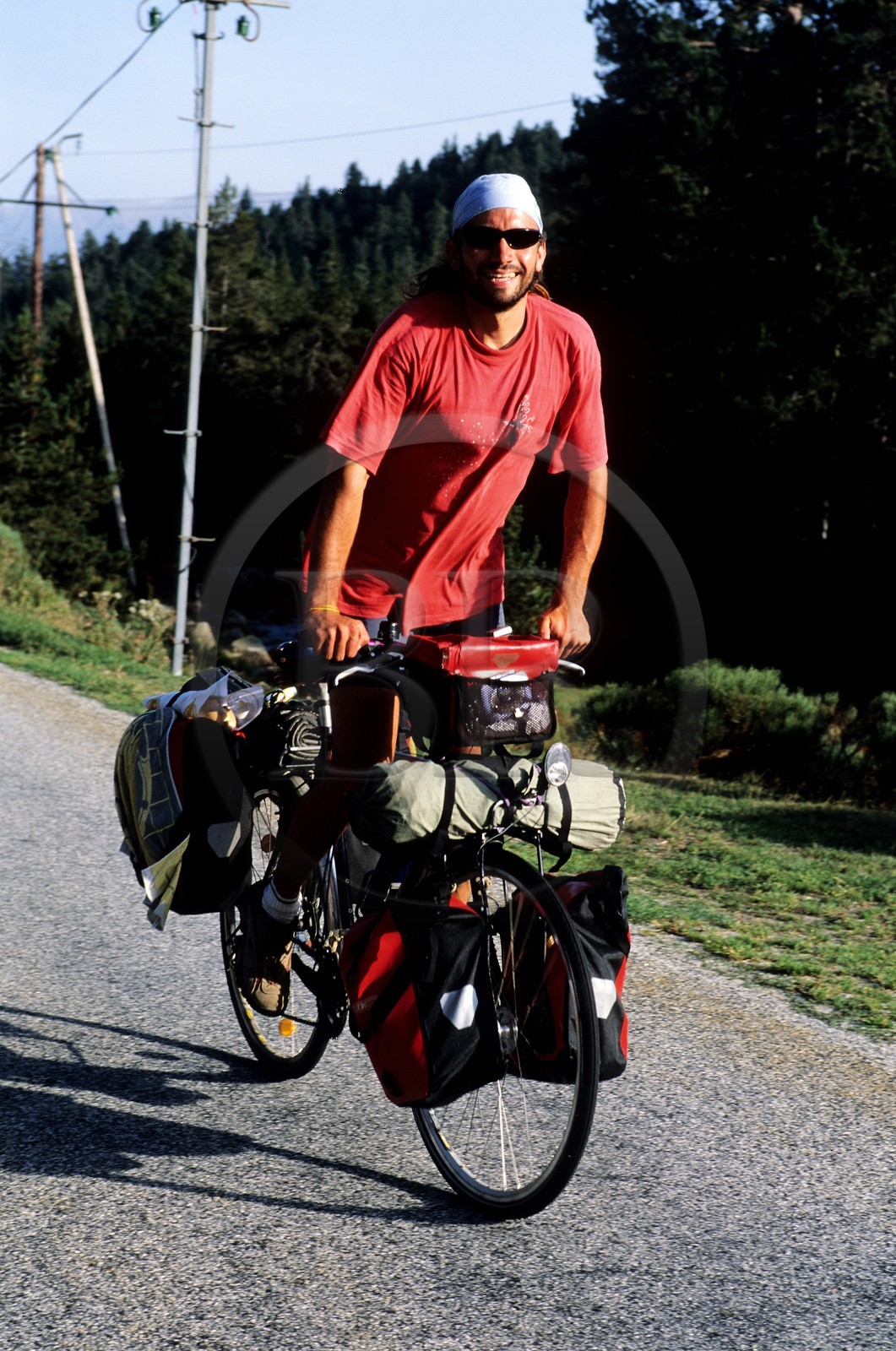 France, Pyrénées-Orientales (66), région du Capcir, cyclo-randonneur dans la vallée menant au lac des Bouillouses