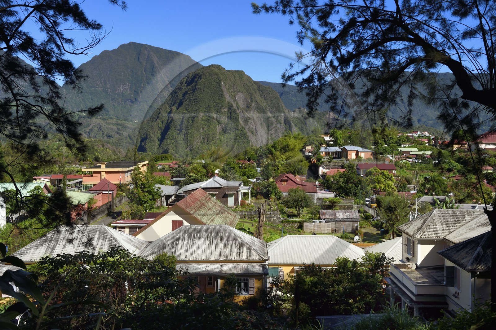 France, Ile de la Reunion, Cirque de Salazie, classé Patrimoine Mondial de l'UNESCO, Hell-Bourg, labellisé les Plus Beaux Villages de France, le Piton d'Anchaing en arrière plan