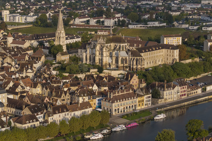 France, Yonne (89), Auxerre, l'abbaye Saint-Germain surplombant le quartier de la Marine et la Coulée verte cyclable en bordure de l'Yonne  qui longe le port (vue aérienne)