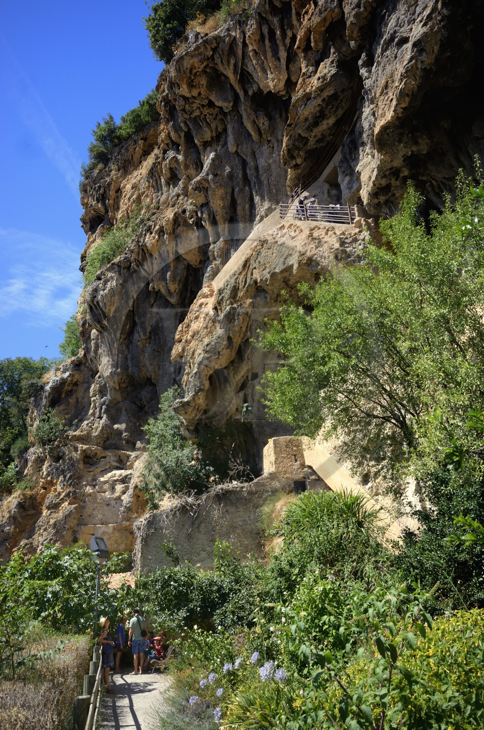 France, Var (83), Provence Verte, Cotignac, la falaise de tuf de 80 mètres de haut et 400 mètres de large