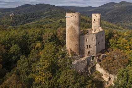 France, Bas-Rhin (67), Route des vins d'Alsace, Andlau, le chateau d'Andlau (Haut-Andlau), le chateau de Spesbourg en arrière plan (vue aérienne)