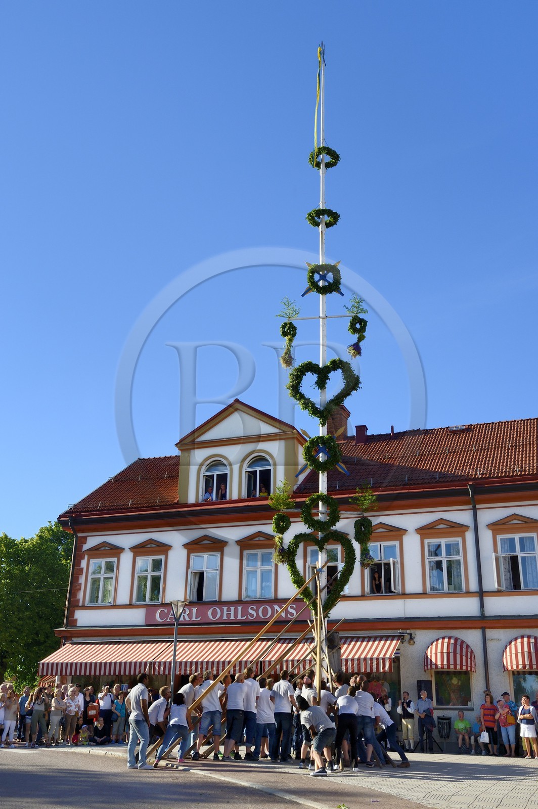 Suède, comté de Dalécarlie, les très populaires célébrations du solstice d'été à Leksand, festival des mâts de la Saint-Jean