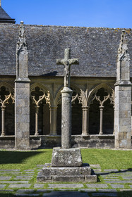 France, Côtes-d'Armor (22), Tréguier, cathédrale Saint-Tugdual, le cloitre de style gothique flamboyant datant de 1461